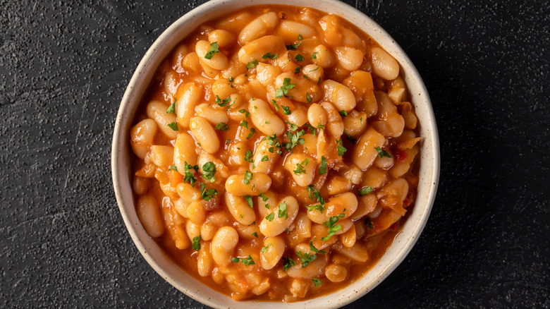 Baked beans with garnish