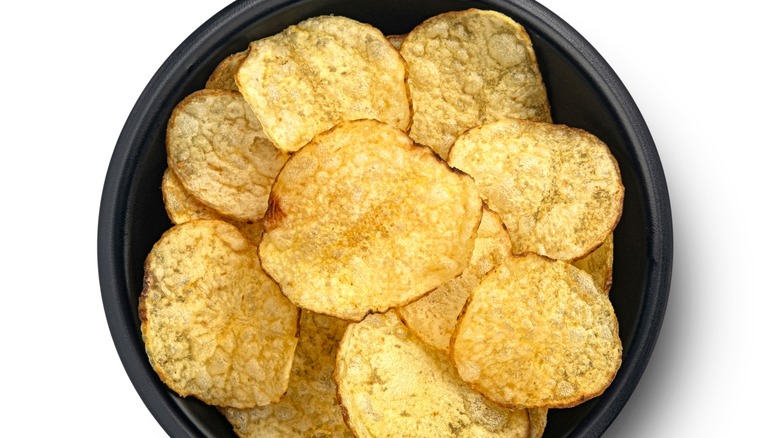 A bowl of kettle chips