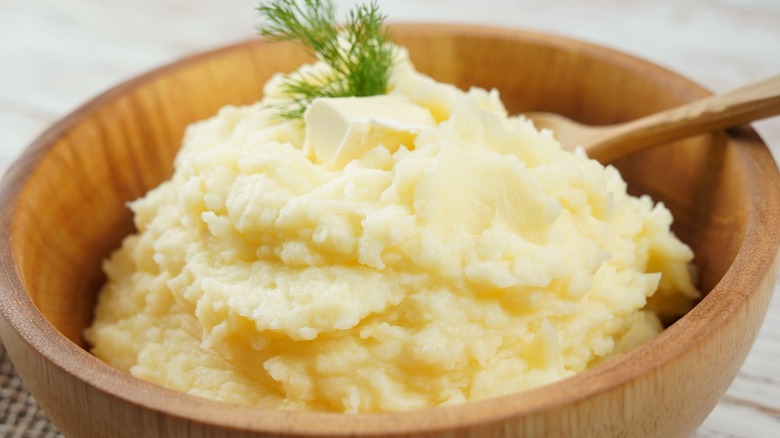 bowl of mashed potatoes