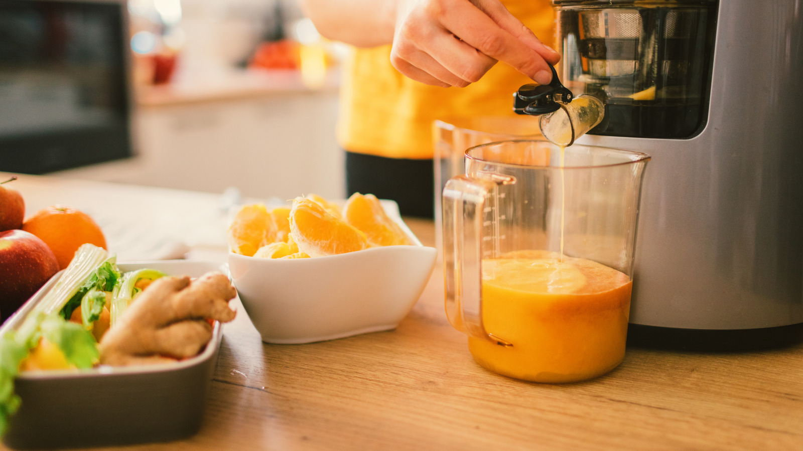 https://www.tastingtable.com/img/gallery/the-zester-hack-for-catching-seeds-when-juicing-citrus/l-intro-1703200445.jpg