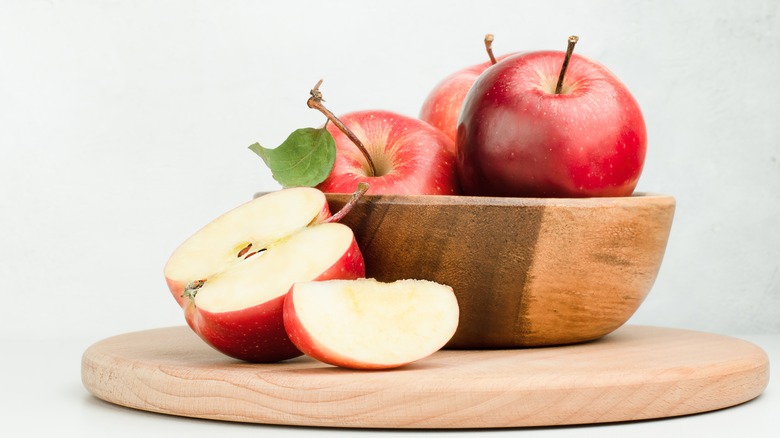 whole and sliced raw apples