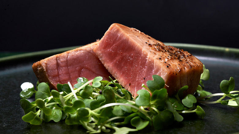 seared tuna with ground spices