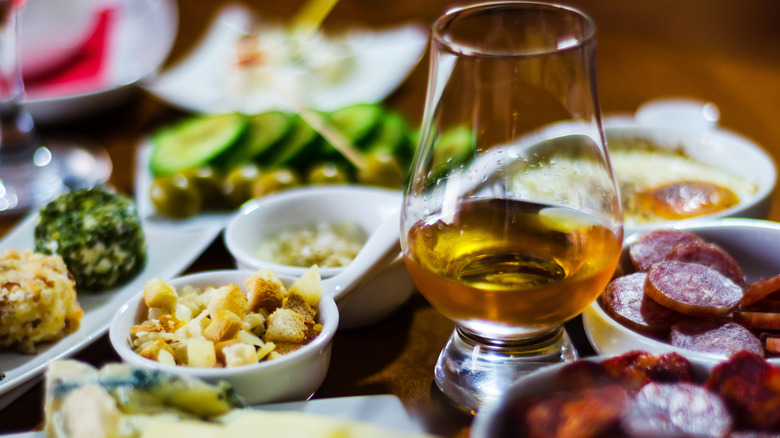 whisky with appetizers