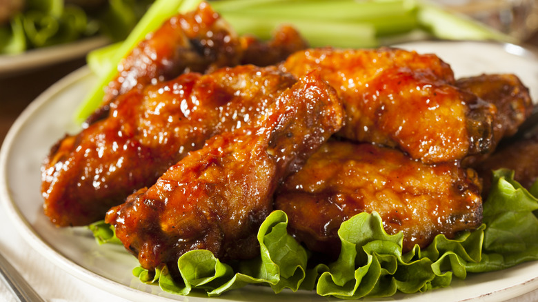 Chicken wings with sauce