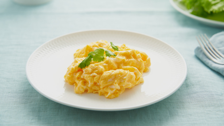 Scrambled eggs with parsley