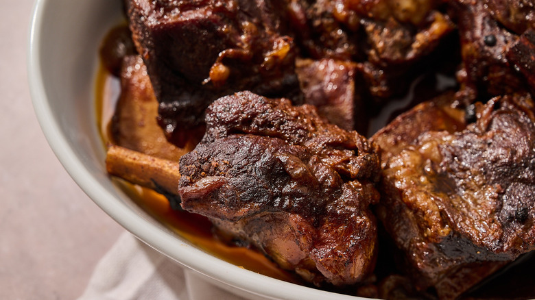 beef short rib in large bowl