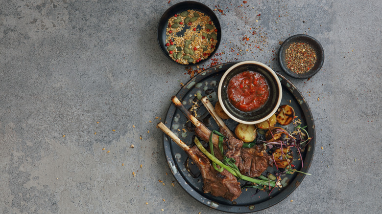 lamb chops with sauce and seasonings