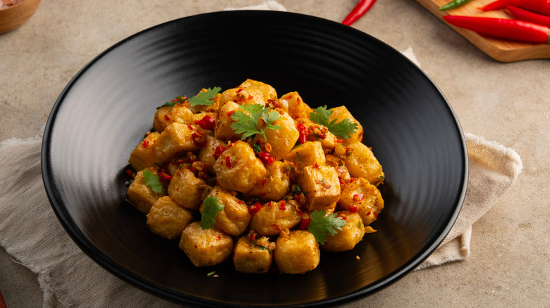 Tofu with peppers and parsley