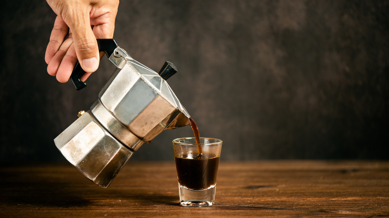 pouring moka pot espresso