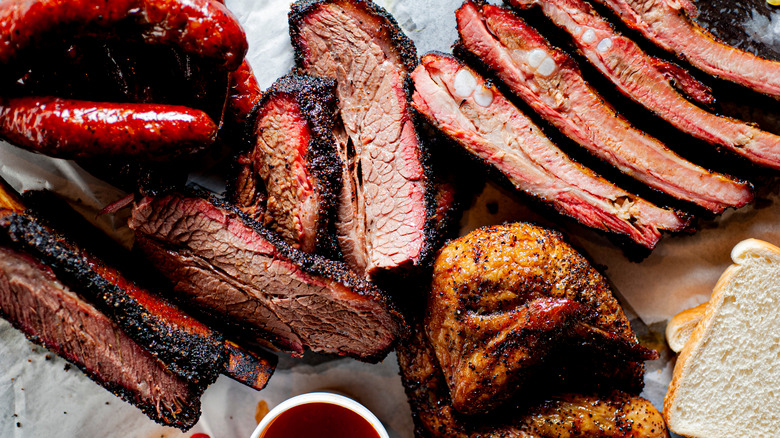 barbecue brisket and chicken with white bread