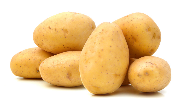 Bunch of whole potatoes.