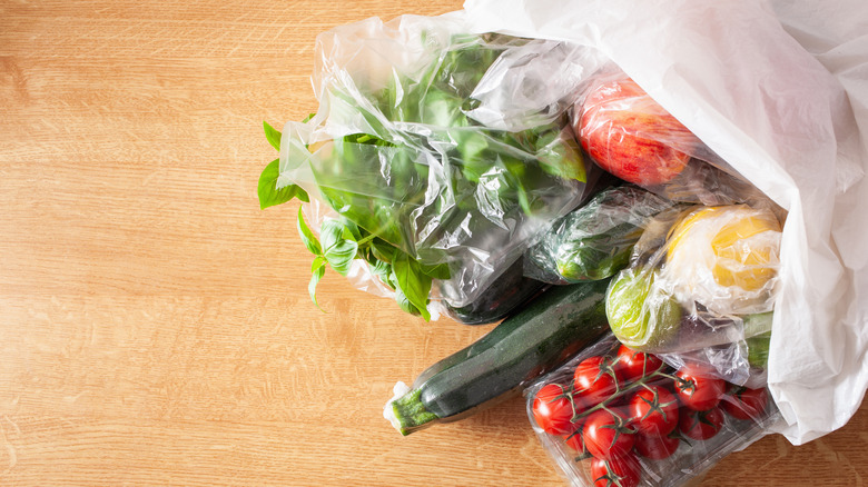 https://www.tastingtable.com/img/gallery/those-plastic-bags-from-the-grocery-store-wont-keep-your-produce-fresh/intro-1688146770.jpg