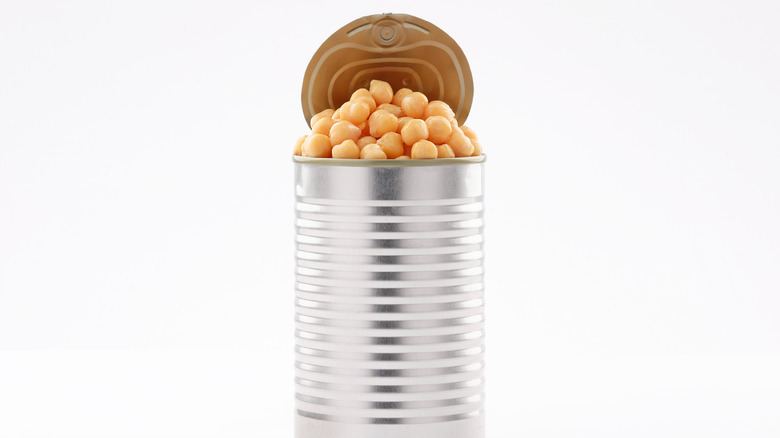 Tin of chickpeas white 