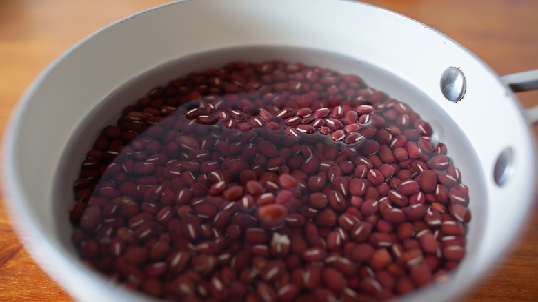 Soaking adzuki beans in pot