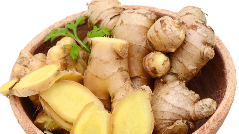 Sliced ginger in brown bowl