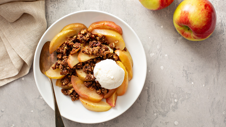 Apple crisp with rigid apples