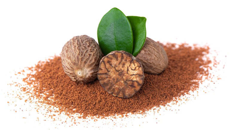 whole and ground nutmeg