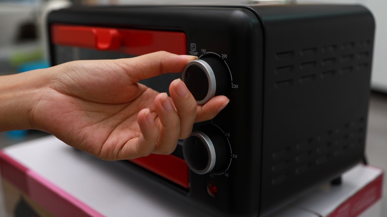 hand adjusting knob on toaster