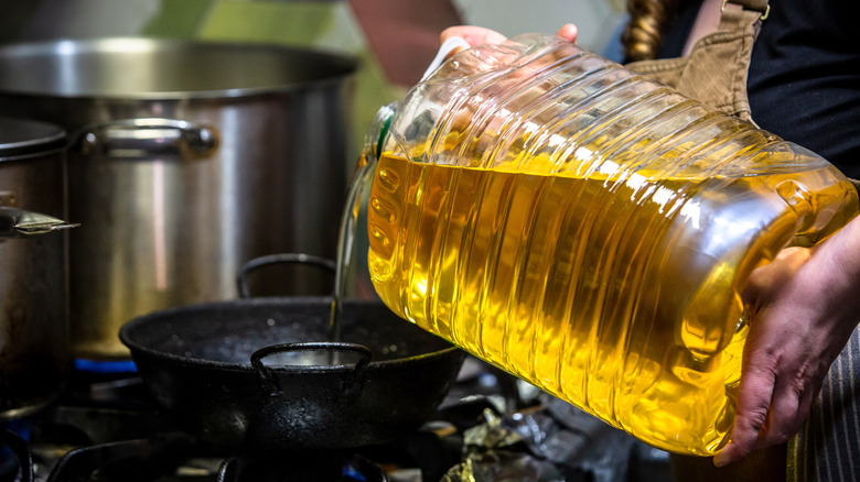 Frying pan with oil