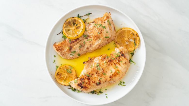 Cooked chicken with slices of lemon