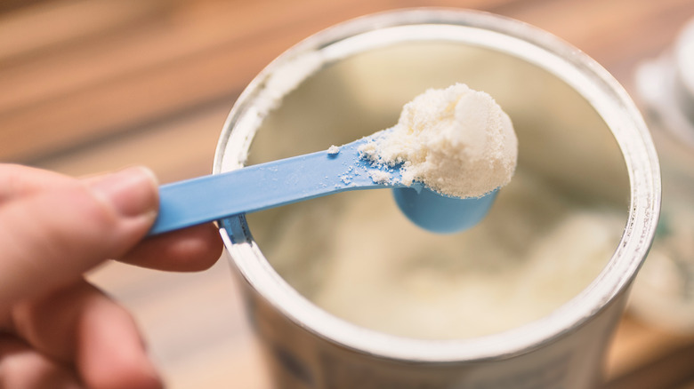 Blue spoon with powdered milk 