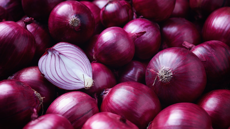 Red onions in a pile 