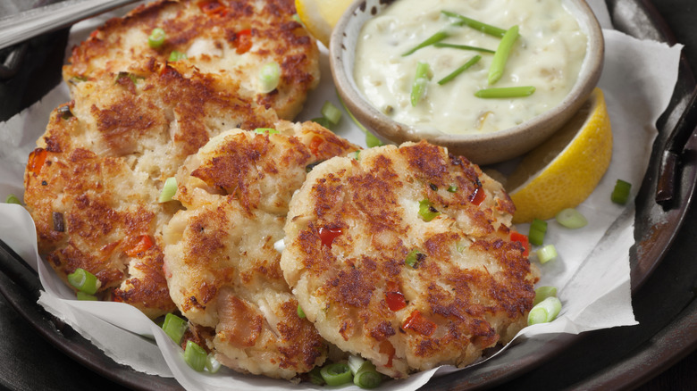 crab cakes on platter