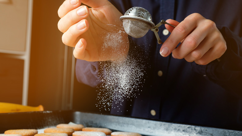 dusting with sugar 