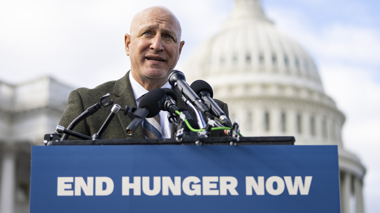 Chef Tom Colicchio speaks in front of the US Capitol