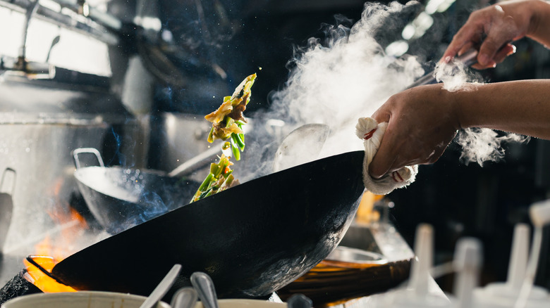 https://www.tastingtable.com/img/gallery/top-ten-tips-you-need-when-cooking-with-a-wok/intro-1648736253.jpg