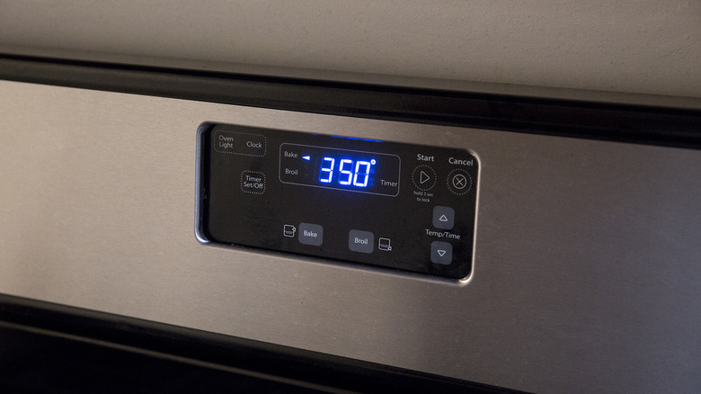 oven display showing preheat symbol