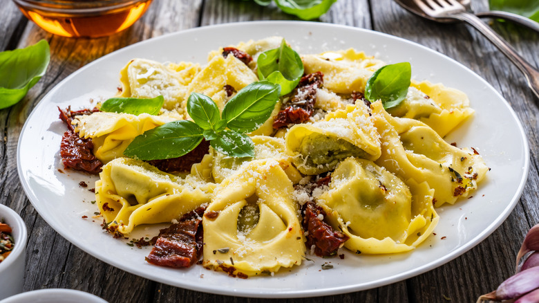 Tortelloni with basil