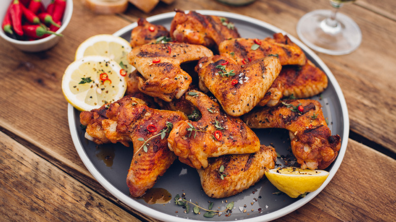 Wings with peppers and thyme