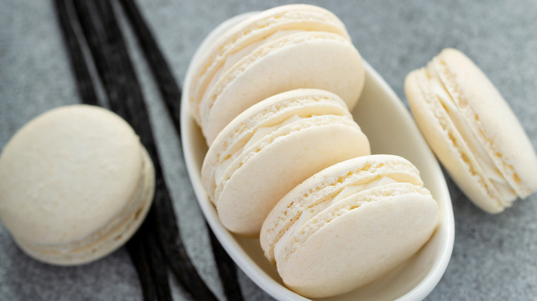 vanilla macaron