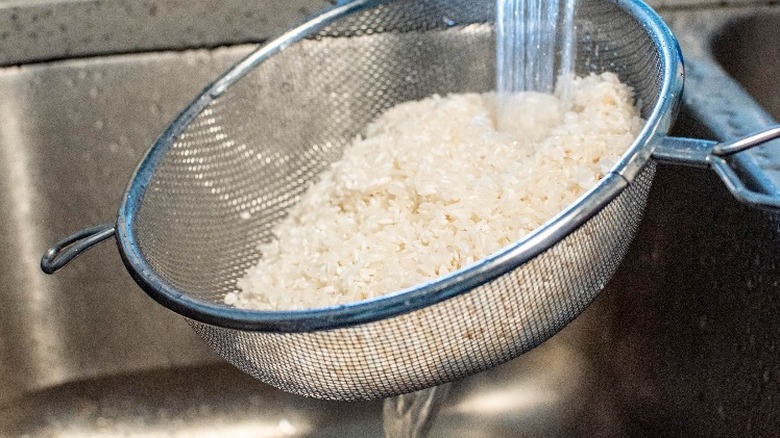 rinsing rice in mesh strainer