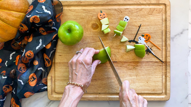 chopping green apple