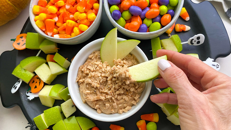 dipping apple in dip