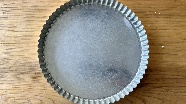 Fluted tart pan coated with spray