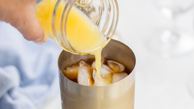 pineapple juice pouring