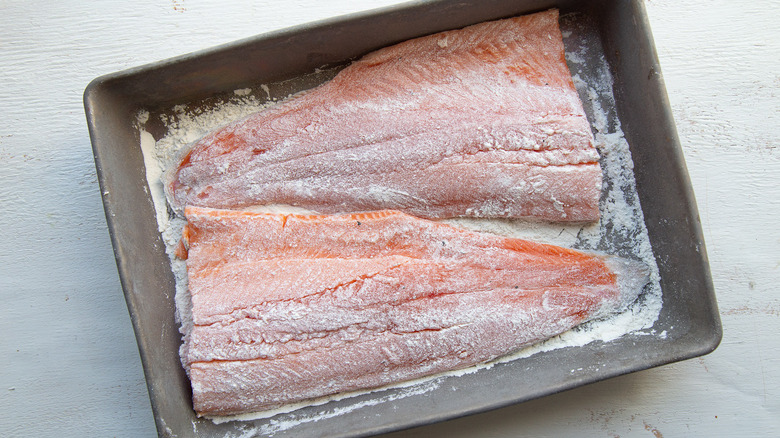 fish fillets in flour 