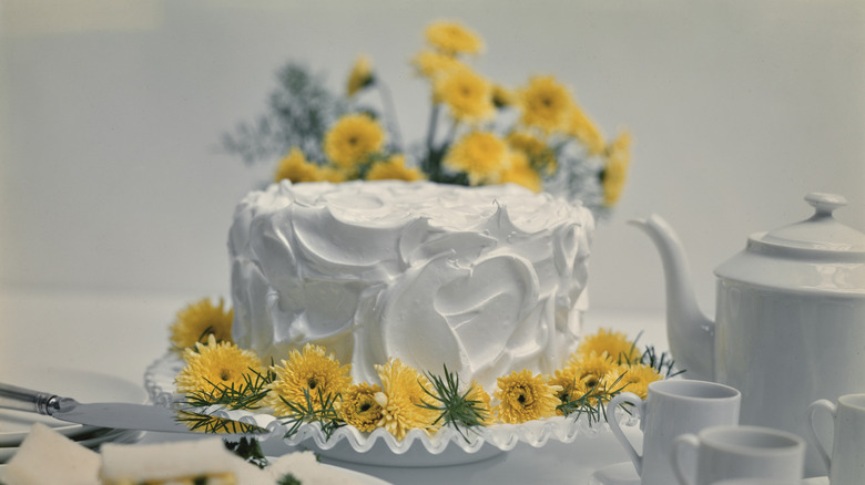 cake decorate with meringue