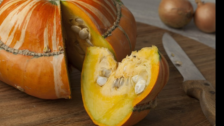 slicing turban squash