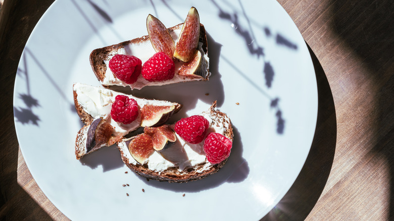 Ricotta on toast with figs and raspberries