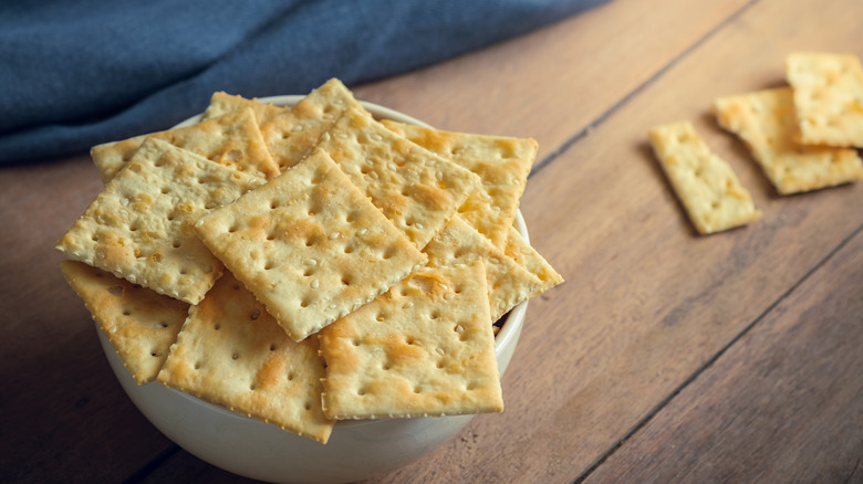 Saltines seasoned with sesame seeds