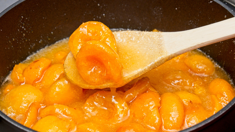 Making fruit sauce in frying pan