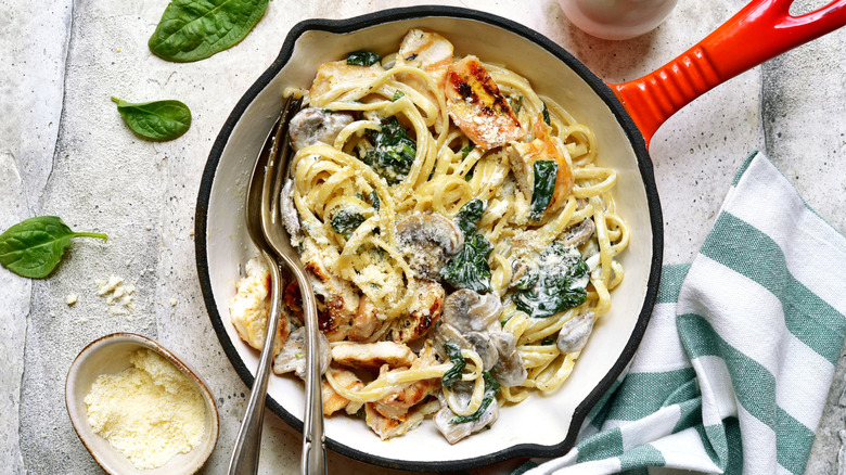 Pasta with spinach, mushrooms, and chicken