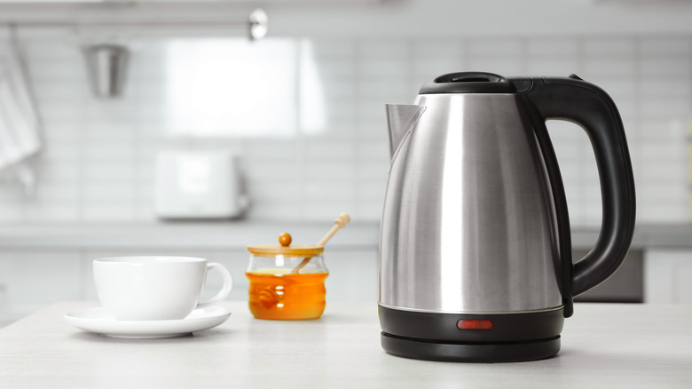 https://www.tastingtable.com/img/gallery/twitter-is-baffled-by-the-new-york-times-electric-kettle-coverage/intro-1656611370.jpg