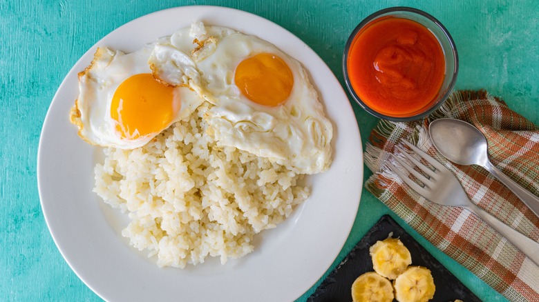 white rice with fried eggs