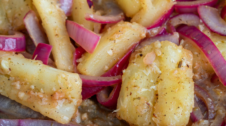 cassava with onions and dressing