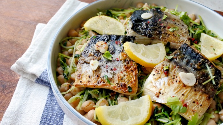 mackerel chickpea salad bowl